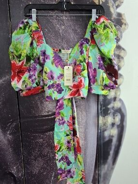 M/J/C COLLECTION Aqua Floral Puff-Sleeve elastic Crop Top.